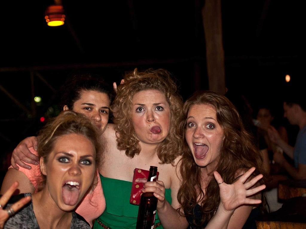 Arenal Backpackers Resort La Fortuna المظهر الخارجي الصورة A group of women making faces