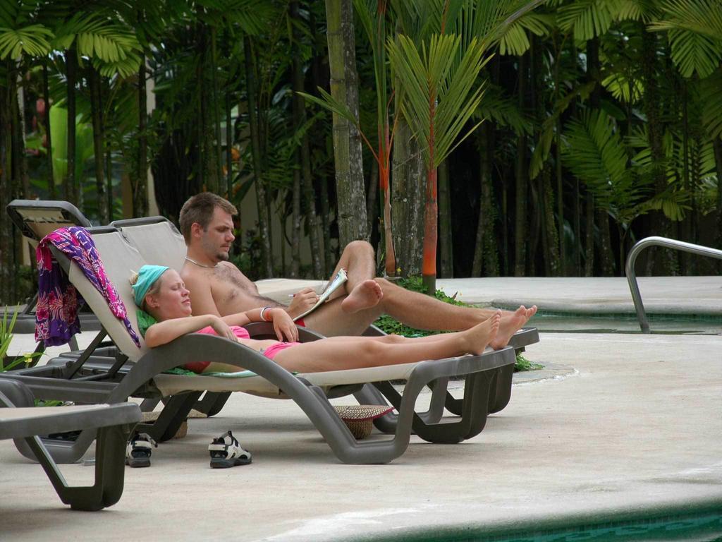 Arenal Backpackers Resort La Fortuna المظهر الخارجي الصورة A couple sunbathing