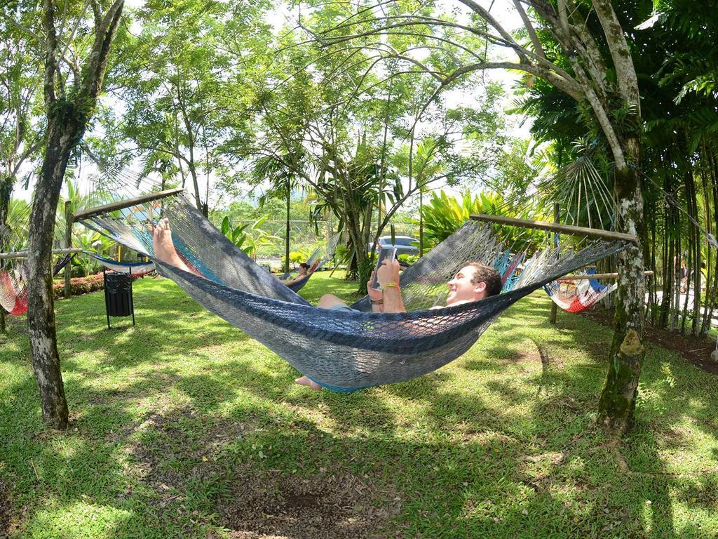 Arenal Backpackers Resort La Fortuna المظهر الخارجي الصورة Hammock in the park