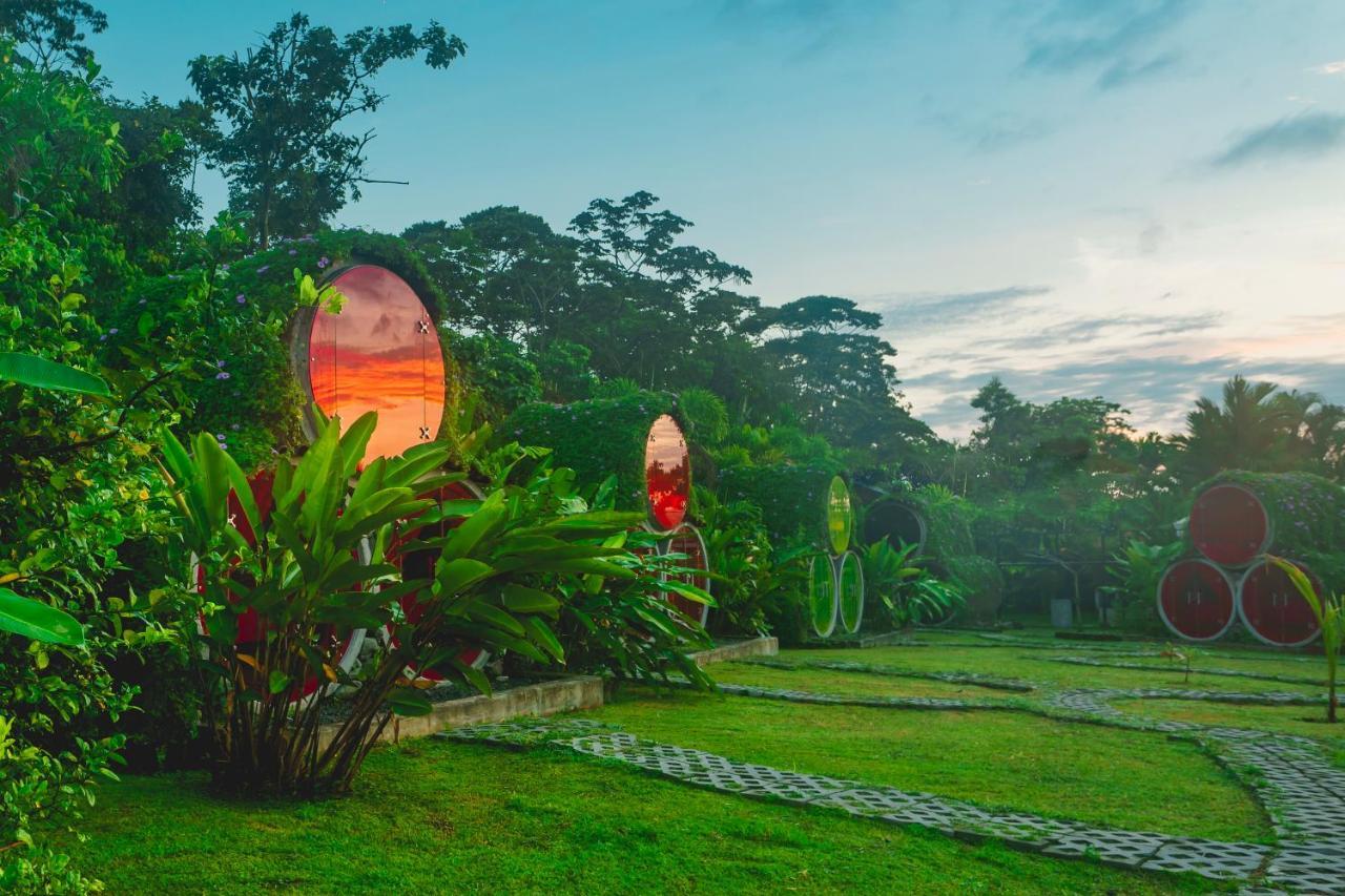 Arenal Backpackers Resort La Fortuna المظهر الخارجي الصورة The "Garden of the Sun" at the resort