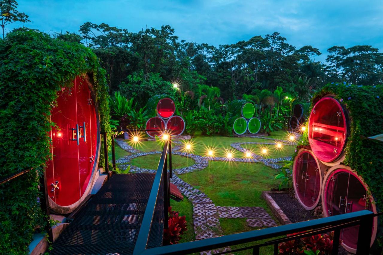 Arenal Backpackers Resort La Fortuna المظهر الخارجي الصورة The resort's "Wine Bar"