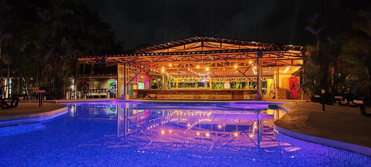 Arenal Backpackers Resort La Fortuna المظهر الخارجي الصورة The pool at the resort