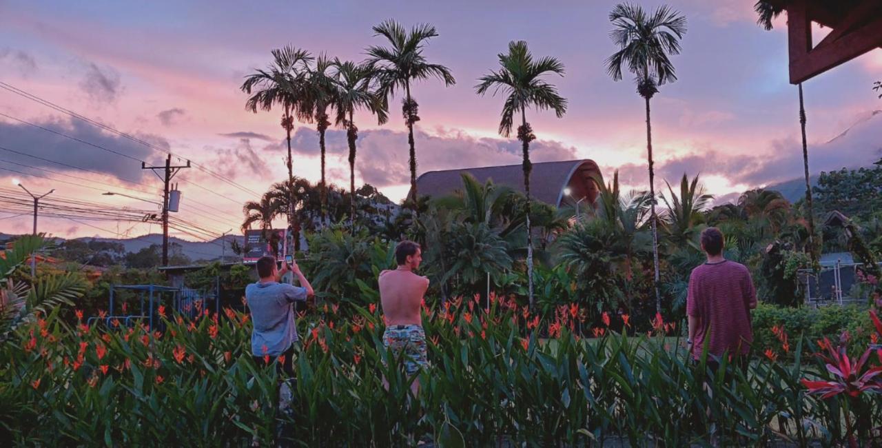 Arenal Backpackers Resort La Fortuna المظهر الخارجي الصورة Sunset at the Dole Cannery