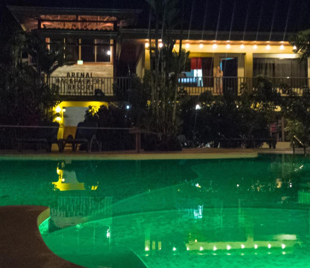 Arenal Backpackers Resort La Fortuna المظهر الخارجي الصورة The pool at the hotel