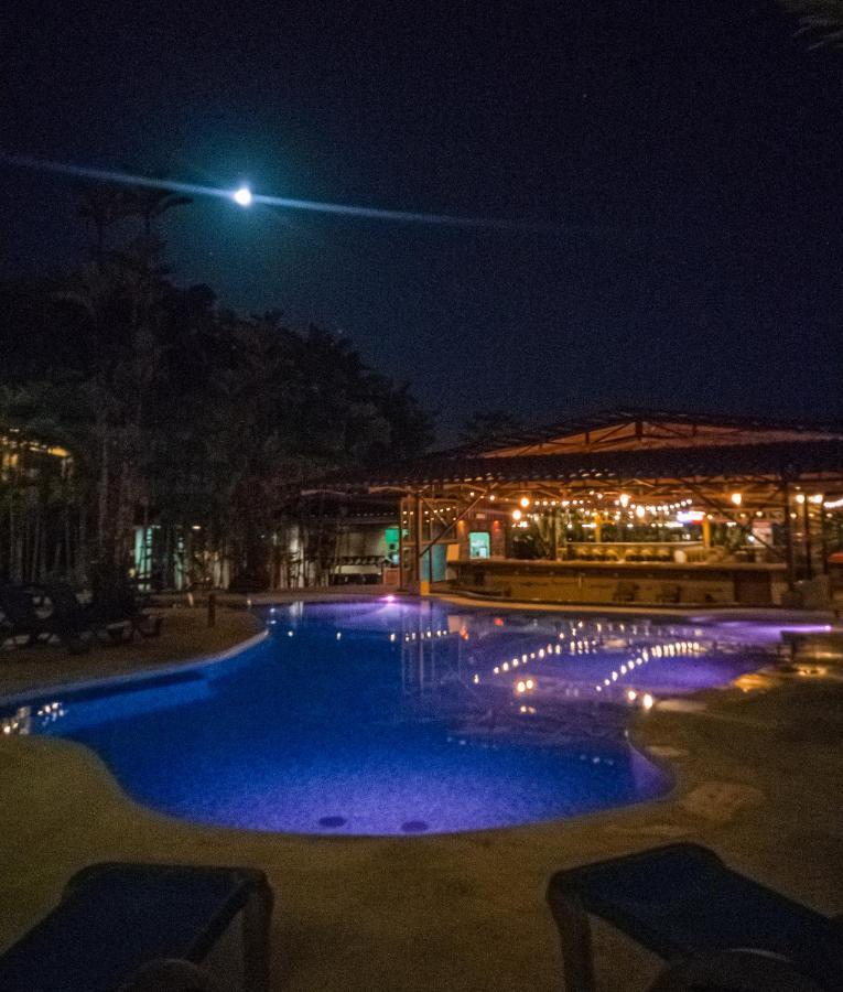 Arenal Backpackers Resort La Fortuna المظهر الخارجي الصورة The pool at the hotel