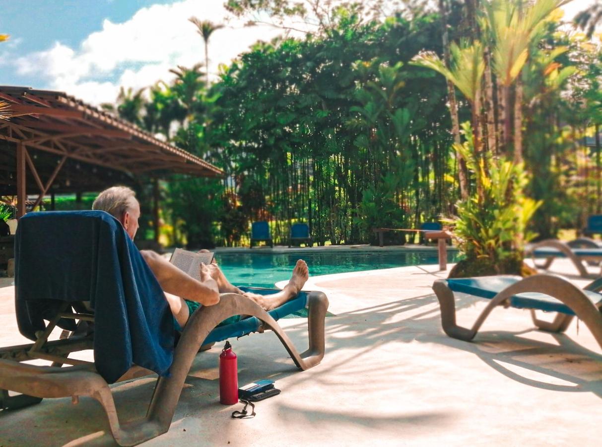 Arenal Backpackers Resort La Fortuna المظهر الخارجي الصورة A man relaxing at a resort