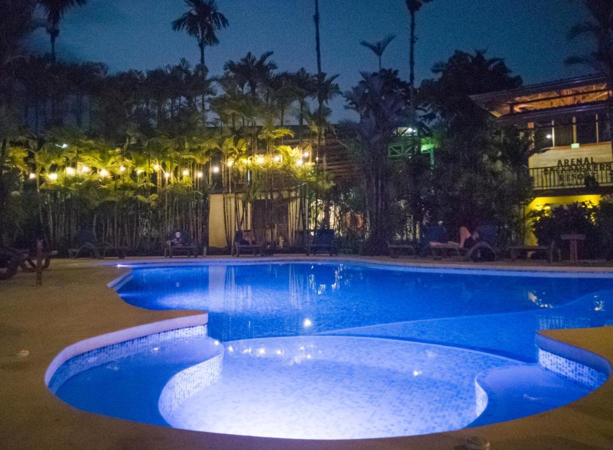 Arenal Backpackers Resort La Fortuna المظهر الخارجي الصورة The swimming pool at the hotel