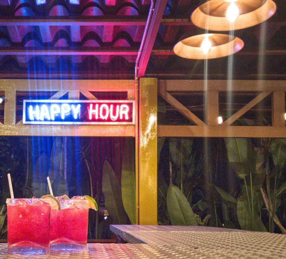 Arenal Backpackers Resort La Fortuna المظهر الخارجي الصورة Happy hour sign