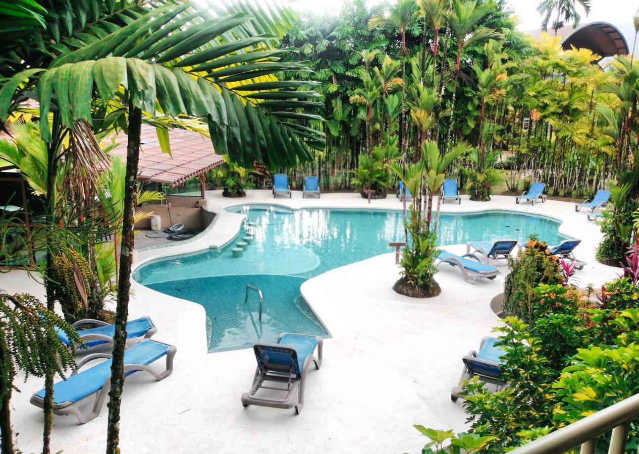 Arenal Backpackers Resort La Fortuna المظهر الخارجي الصورة The swimming pool at the resort