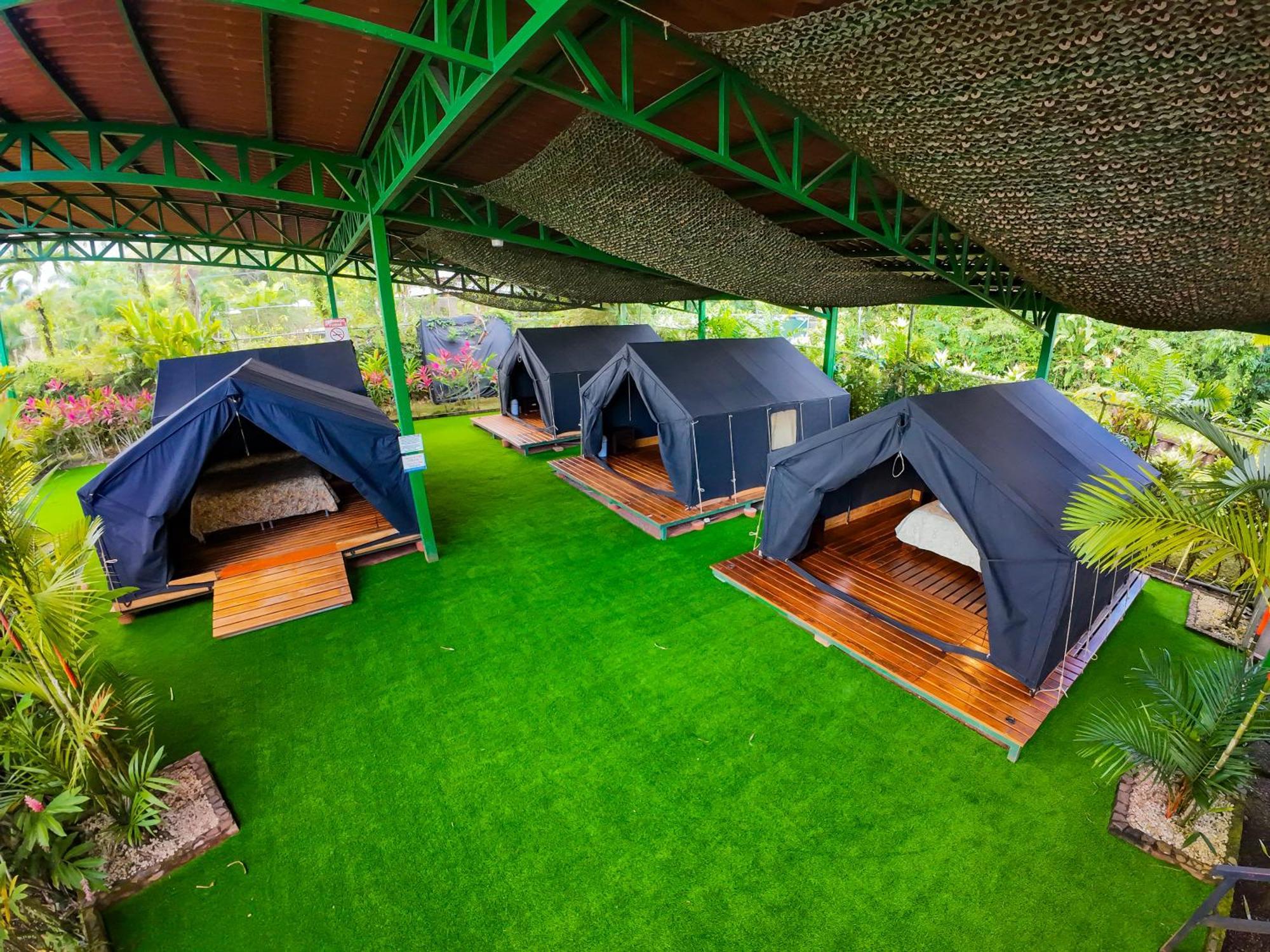 Arenal Backpackers Resort La Fortuna المظهر الخارجي الصورة Eco-Tents at the resort