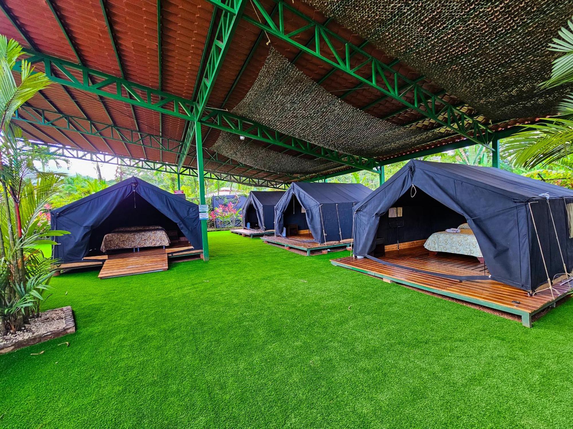Arenal Backpackers Resort La Fortuna المظهر الخارجي الصورة Campsite at the resort
