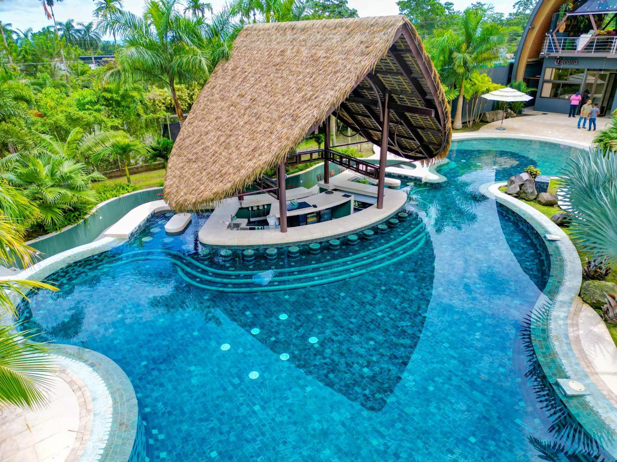 Arenal Backpackers Resort La Fortuna المظهر الخارجي الصورة The swimming pool at the resort