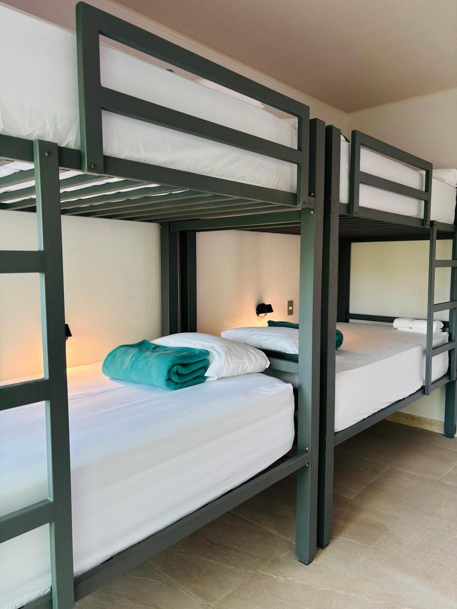Arenal Backpackers Resort La Fortuna المظهر الخارجي الصورة Bunk beds in a hostel
