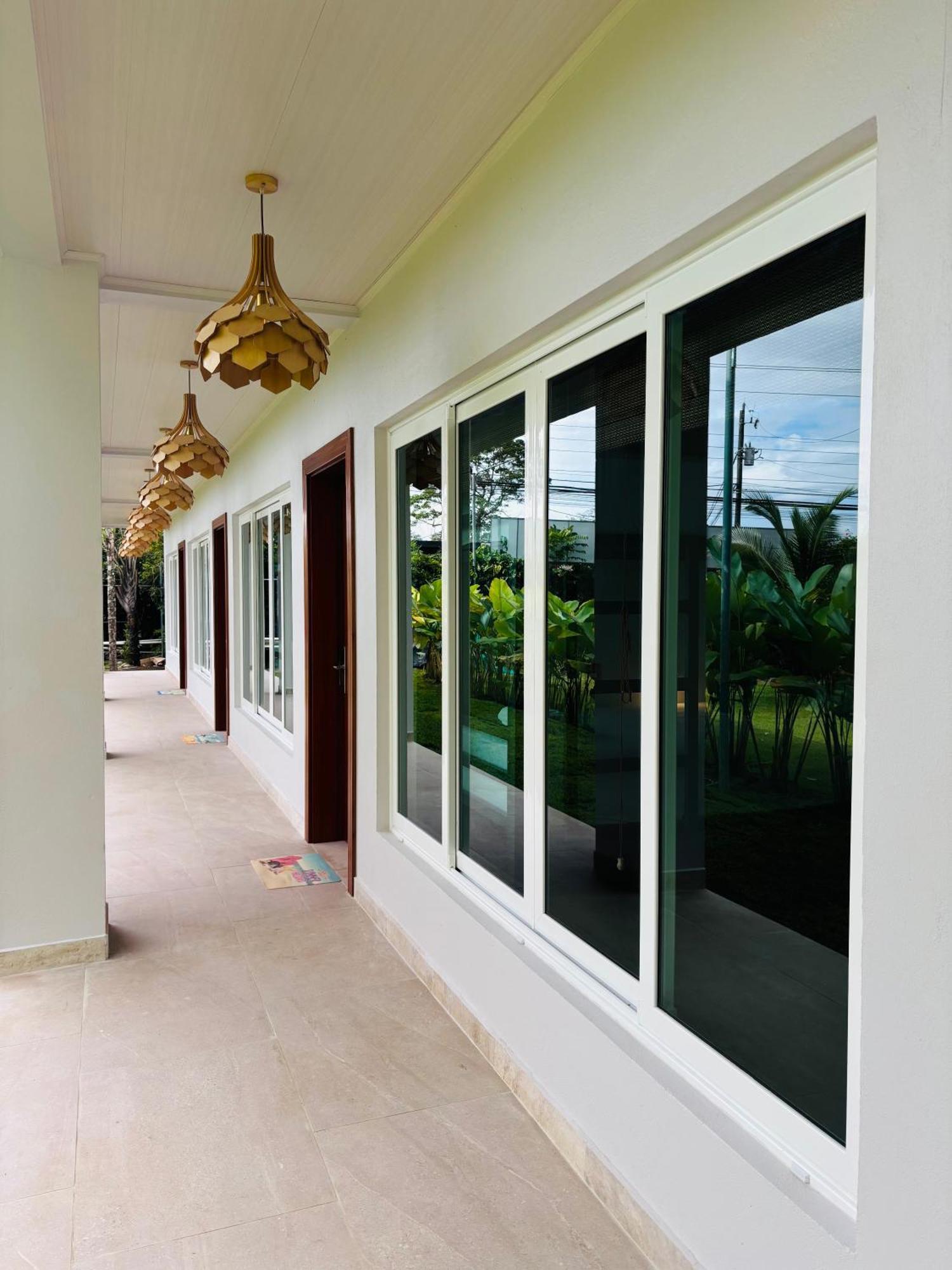 Arenal Backpackers Resort La Fortuna المظهر الخارجي الصورة A window with reflective glass