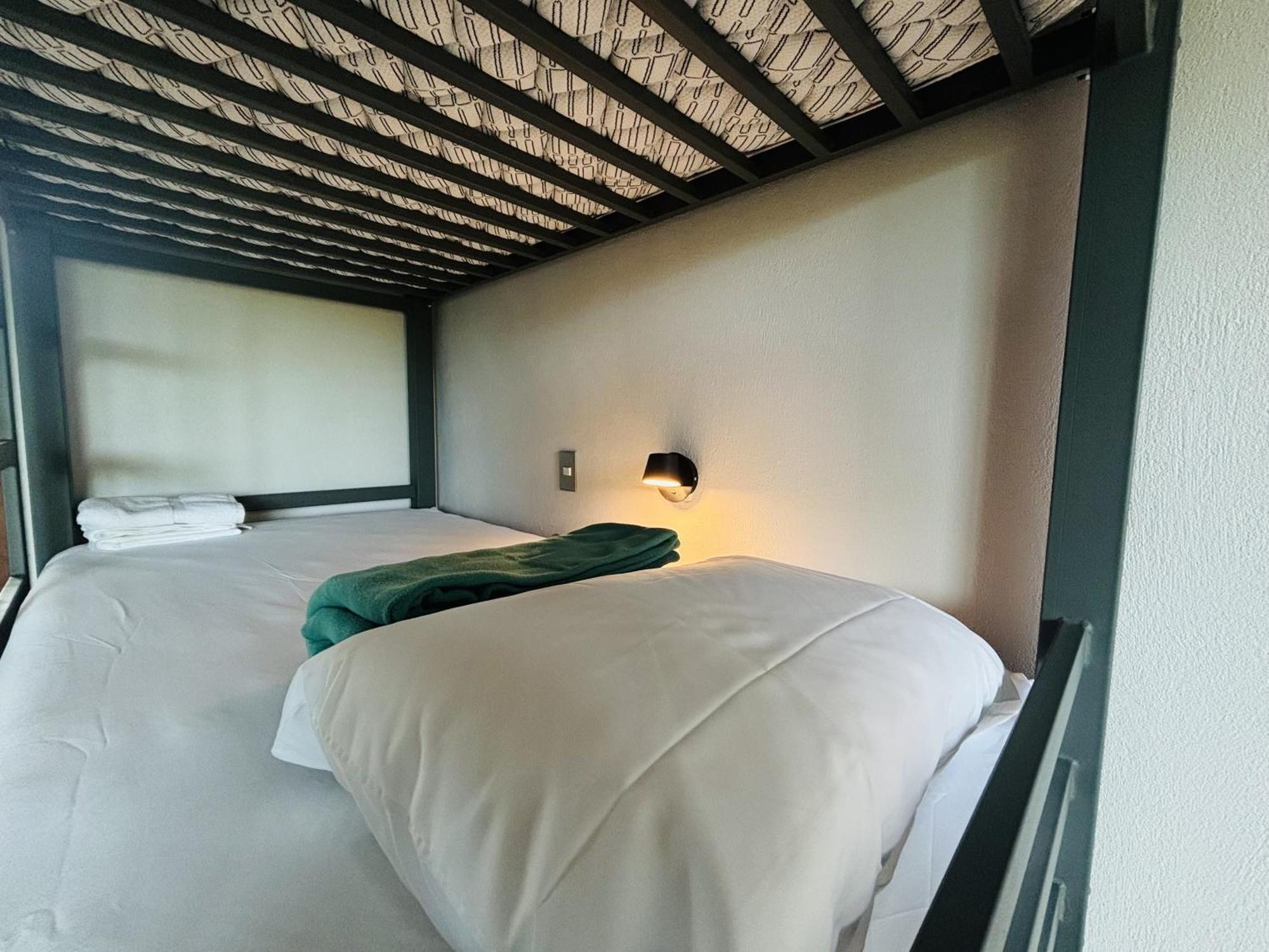 Arenal Backpackers Resort La Fortuna المظهر الخارجي الصورة Bunk beds at the KPH