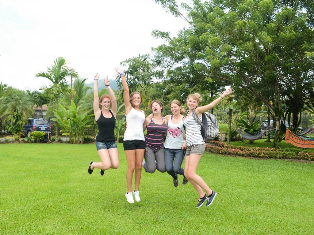 Arenal Backpackers Resort La Fortuna المظهر الخارجي الصورة Students jumping for joy