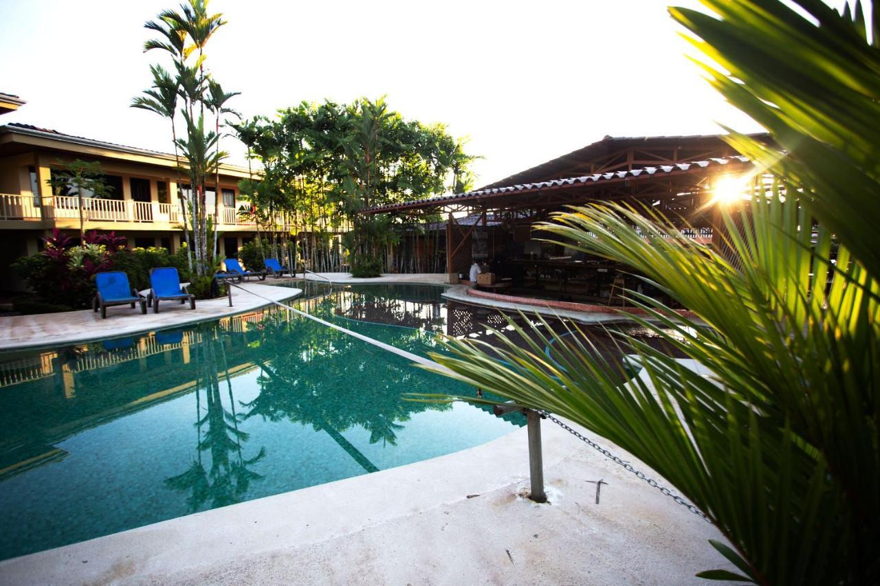 Arenal Backpackers Resort La Fortuna المظهر الخارجي الصورة The swimming pool at the hotel