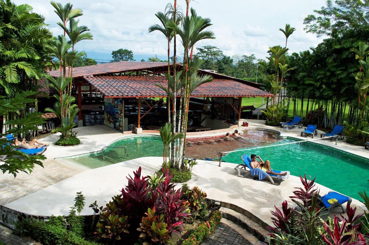 Arenal Backpackers Resort La Fortuna المظهر الخارجي الصورة The swimming pool at the resort