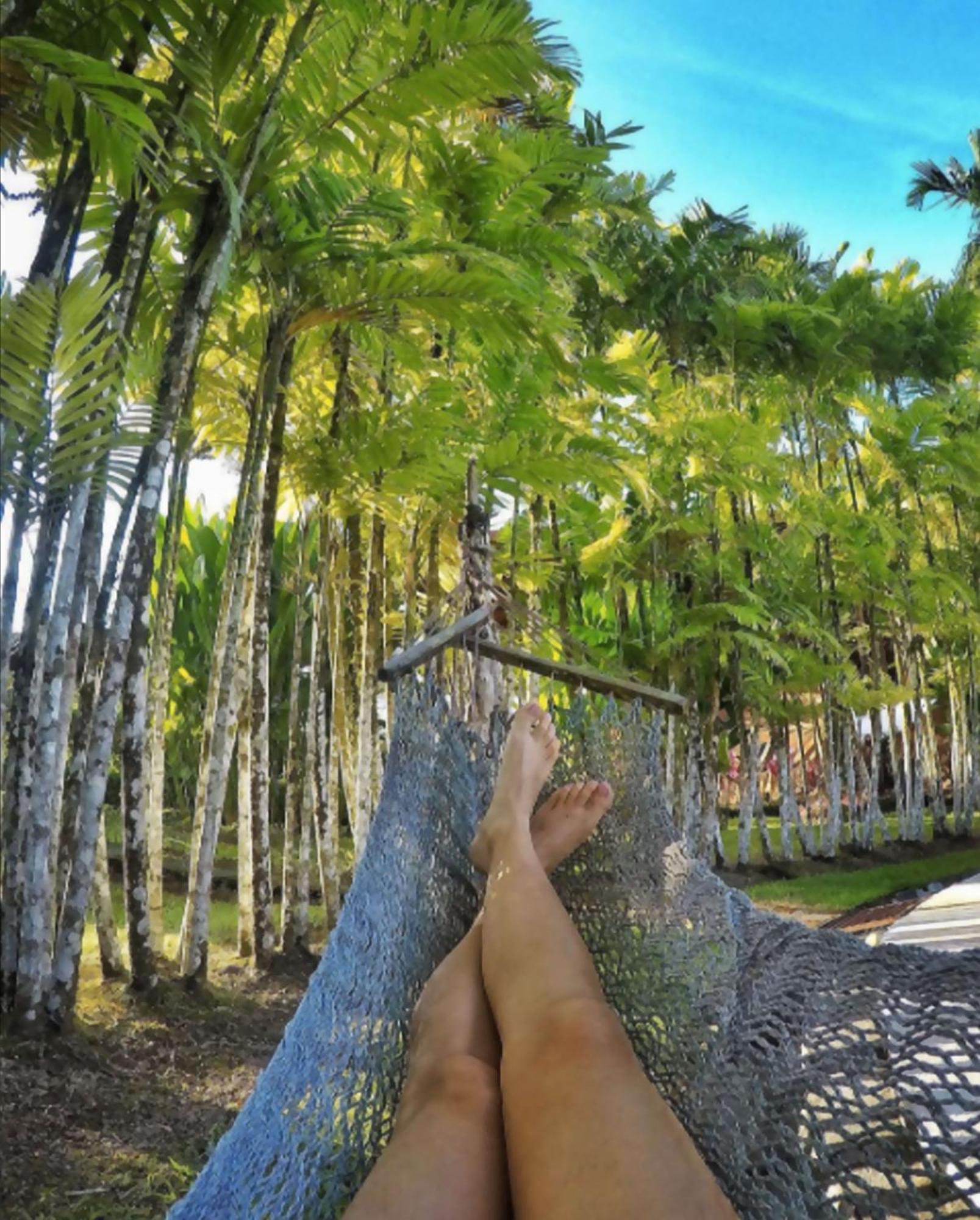 Arenal Backpackers Resort La Fortuna المظهر الخارجي الصورة A woman's feet in a hammock
