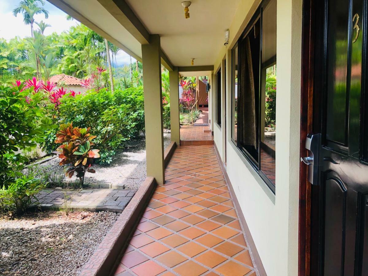 Arenal Backpackers Resort La Fortuna المظهر الخارجي الصورة A corridor at the hotel